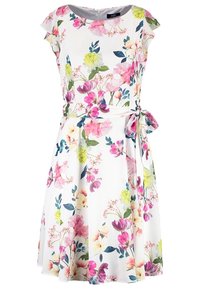 Robe blanche longueur genou avec manches courtes, imprimé floral rose, violet et jaune, et ceinture à nouer sur le côté à la taille.