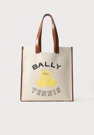 Sac cabas en toile beige avec poignées en cuir marron, illustré d'un motif balle de tennis jaune et du texte noir « Bally Tennis 1851 » sur le devant.