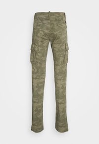 Kamouflage cargobyxor i olivgrön, tillverkade av ett tyg med mjuk textur. Har två sidofickor och en rak benform.