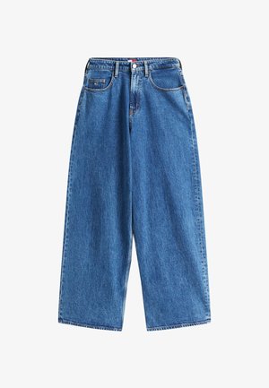 Blaue weit geschnittene Jeans aus Denim mit Frontknopf und Reißverschluss, fünf Taschen und Kontrastnähten auf weißem Hintergrund.