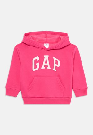 Hoodie pour enfants de couleur rose vif avec le logo blanc "GAP" sur le devant et une poche kangourou, avec des manches longues et une capuche.