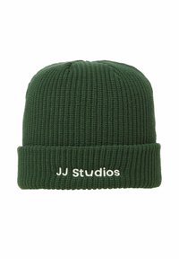 Zielona, prążkowana czapka beanie z podwinięciem, z białym logo "JJ Studios" z przodu. Miękka tekstura i dopasowane noszenie.