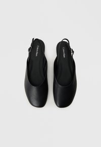 Czarne skórzane sandały na obcasie z kwadratowym noskiem. Gładka faktura, minimalistyczny styl i regulowany detal w postaci paska na kostkę.