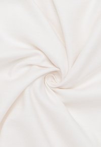 Weißer Stoff mit einer glatten, leicht strukturierten Oberfläche, die spiralförmig angeordnet ist. Das Material wirkt leicht und flexibel.