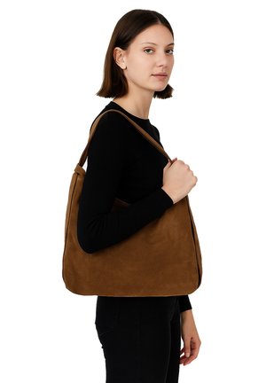 Borsa a spalla in suede marrone con un design morbido e un'ampia apertura, caratterizzata da una silhouette semplice e pulita e robuste spalline.