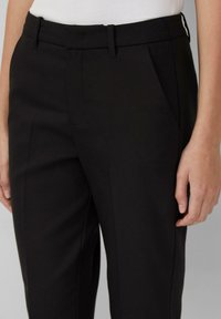 Zwarte op maat gemaakte broek met een gladde textuur, met een platte voorkant, twee zijzakken en een slim fit ontwerp.