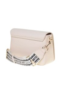 Borsa in pelle rosa chiaro con chiusura a pattina, dotata di una tracolla rimovibile con testo nero, hardware dorato e finitura testurizzata.