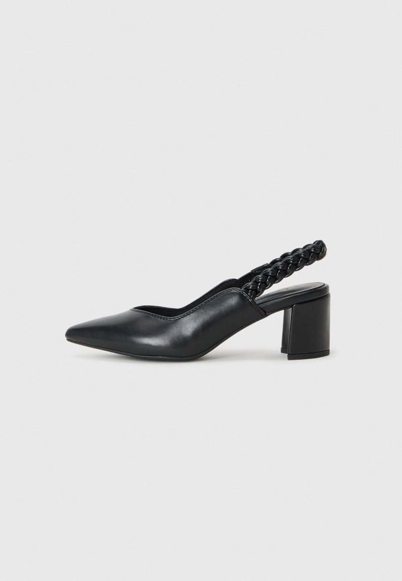 Czarne skórzane buty typu slingback z wydłużonym noskiem, plecionym paskiem i masywnym słupkowym obcasem. Gładka tekstura, minimalny design.