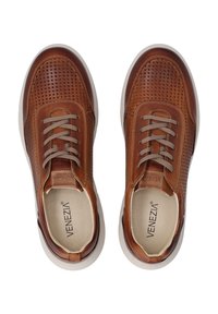 Braune Ledersneaker mit durchbrochenem Design, ausgestattet mit beigen Schnürsenkeln und einer hellen Gummisohle, innen mit "Venezia" beschriftet.