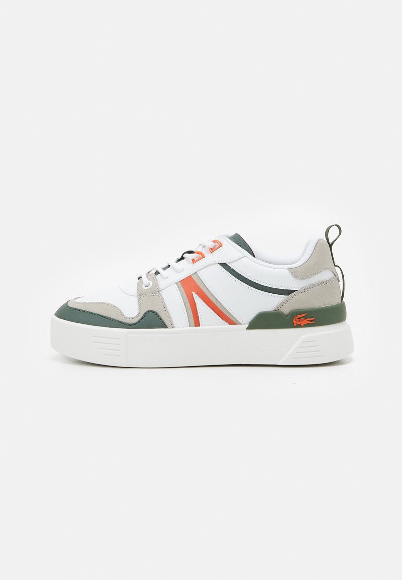 Baskets blanches avec des accents verts et beiges, des détails orange, une semelle blanche épaisse et une languette au talon.