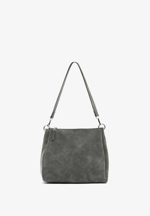 Szara zamszowa torba na ramię z pojedynczym paskiem, z zamkiem błyskawicznym i miękkim, zaokrąglonym prostokątnym kształtem na tle białym.