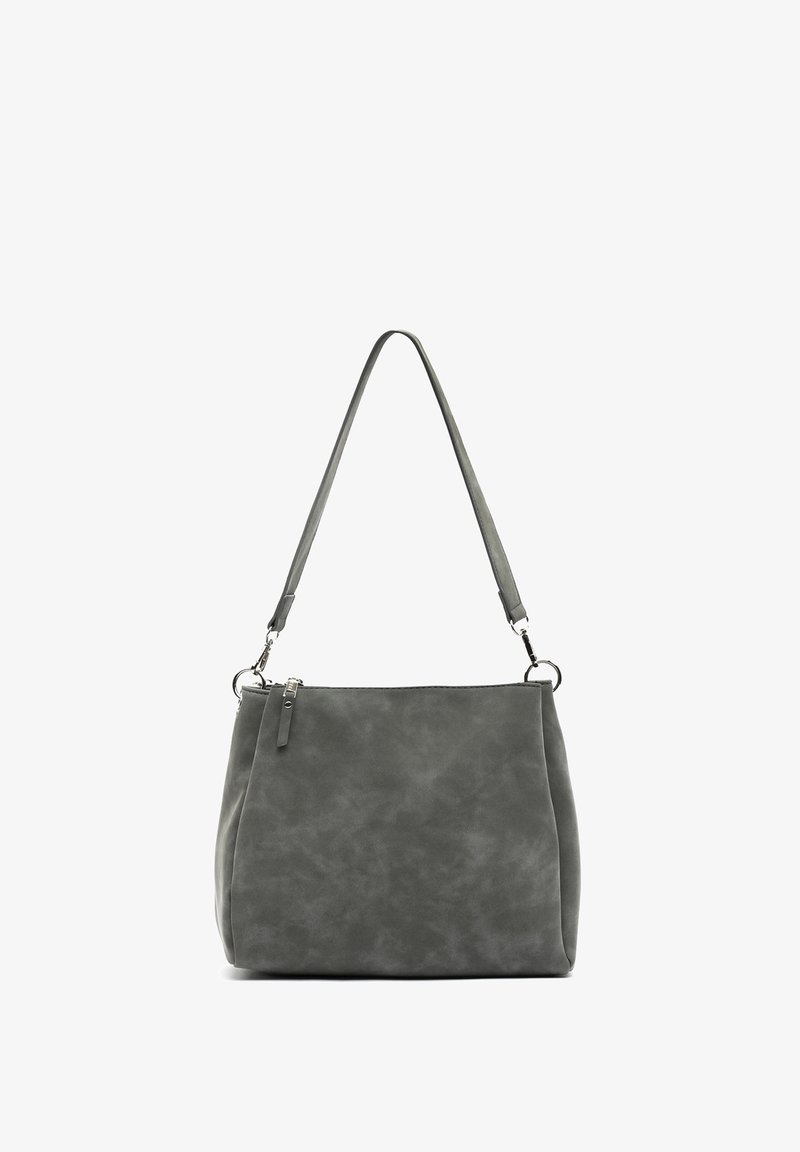 Szara zamszowa torba na ramię z pojedynczym paskiem, z zamkiem błyskawicznym i miękkim, zaokrąglonym prostokątnym kształtem na tle białym.