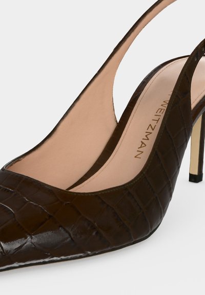 Chaussure à talons hauts slingback en cuir brun foncé effet crocodile avec bout pointu et doublure intérieure beige.