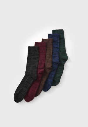Fünf Paar gerippte Socken in Schwarz, Burgunderrot, Braun, Blau und Grün, die mit einer strukturierten Oberfläche und unterschiedlichen Farben in einer gestapelten Anordnung präsentiert werden.