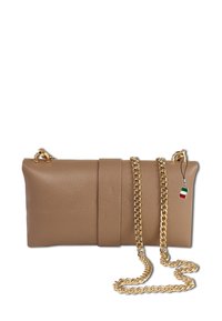 Bruine leren clutch met een gladde textuur, voorzien van een gevouwen ontwerp, gouden kettinghengsel en een klein Italiaans vlaggetje.