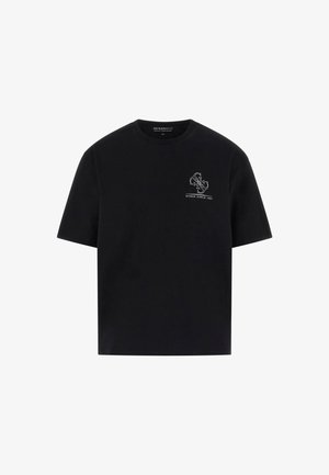 Črna bombažna majica s kratkimi rokavi in krožnim izrezom, z majhnim belim grafičnim tiskom na levi strani prsnega koša, ki vsebuje napis "GUESS SINCE 1981."