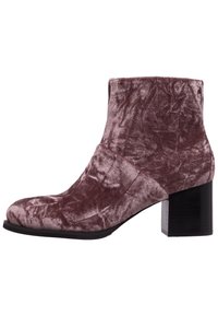 Stivale alla caviglia in velluto di un mauve tenue, con punta quadrata e tacco spesso nero con texture a coste. Finitura liscia con lievi pieghe.