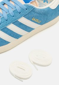 adidas Originals GAZELLE UNISEX - Sporta apavi - light blue/off white/cream white