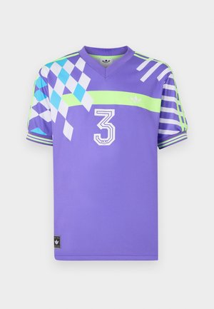 Fioletowa sportowa koszulka z zielonym paskiem, wzorami diamentów i pasków w kolorze białym i niebieskim, numer 3 z przodu oraz logo Adidas.