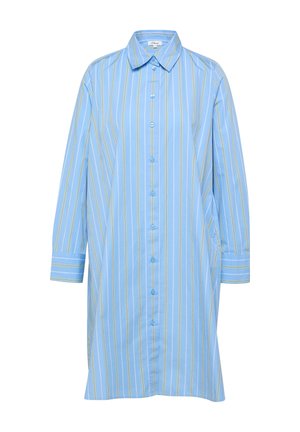 Sukienka koszulowa z długim rękawem, sięgająca do kolan, w jasnoniebieskim kolorze z pionowymi białymi i beżowymi paskami, zapinana na guziki z przodu, z ostrym kołnierzem.
