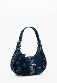 Sötétkék farmer kézitáska virágos applikációkkal, állítható pánttal, fémből készült csattal, és kis Desigual logóval az elején.