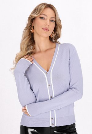 Lys lavendel cardigan med V-hals, kontrasterende hvid kant og fem metal knapper. Blød tekstur og tætsiddende design, lange ærmer.