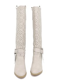 Stivali bianchi alti fino al ginocchio con un design perforato e una sezione inferiore liscia. Comprendono una fibbia decorativa e un cinturino vicino alla caviglia.