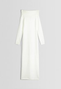 Lång vit stickad klänning med off-shoulder ribbad halsringning och långa ärmar, med en jämn, mjuk textur och rak silhuett.