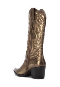 Bota de vaquero de bronce metálico con caña curvada, detalles de costura intrincados, cremallera lateral y un robusto tacón cuadrado negro.