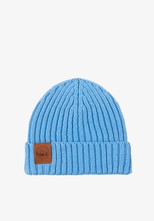 Niebieska dziana czapka z prążkowaną fakturą i podwójnym mankietem. Z boku wszyta prostokątna, brązowa skórzana łatka z logo.