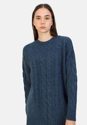 Dunkelblauer Zopfmuster-Pullover. Verfügt über einen Rundhalsausschnitt, gerippten Saum und ein strukturiertes Muster an den Ärmeln und der Vorderseite. Aus weichem Stoff gefertigt.