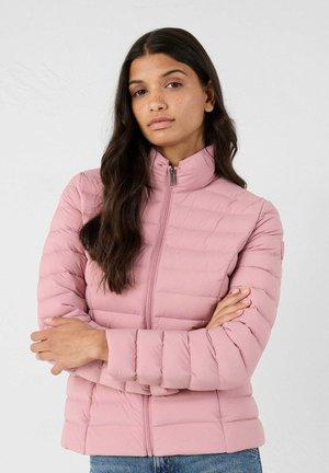 Giacca puffer rosa chiaro con colletto alto e chiusura con zip, caratterizzata da un design trapuntato e una texture morbida. Nessun logo o motivo visibile.