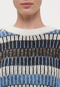 Vero Moda Tall VMTIFFANY O NECK  - Strikkegenser - birch/chocolate torte/allure