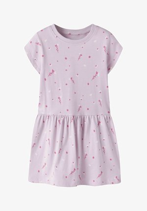 Vestido corto de manga corta de color púrpura claro para niñas, con cintura fruncida, decorado con pequeños patrones florales y de puntos en rosa y blanco.