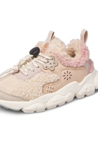 Světlé béžové a růžové plyšové tenisky s poutky, dekorativním květinovým očkem na šněrování a silnou texturovanou bílou podešví.