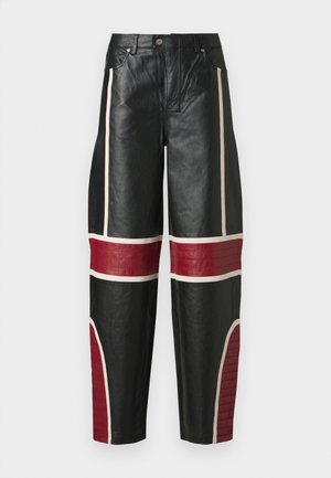 Pantalons en cuir noir avec des accents blancs et rouges, présentant une coupe décontractée, des jambes droites et des détails de panneaux distincts.