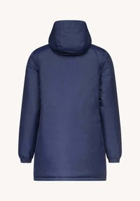 Marinblå puffjacka med huva, med elastiska ärmar och en logotyp vid nacken. Slät textur och design som når mitt på låret.