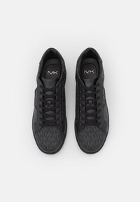 Sneaker nere con tomaia texturizzata caratterizzata da un motivo geometrico, dettagli in pelle, punta arrotondata e lacci neri. Logo sulla soletta.