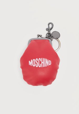 Rdeč usnjen denarnica za kovance s srebrno zaponko, obeskom za ključe in vezenim napisom "MOSCHINO" v belem spredaj.