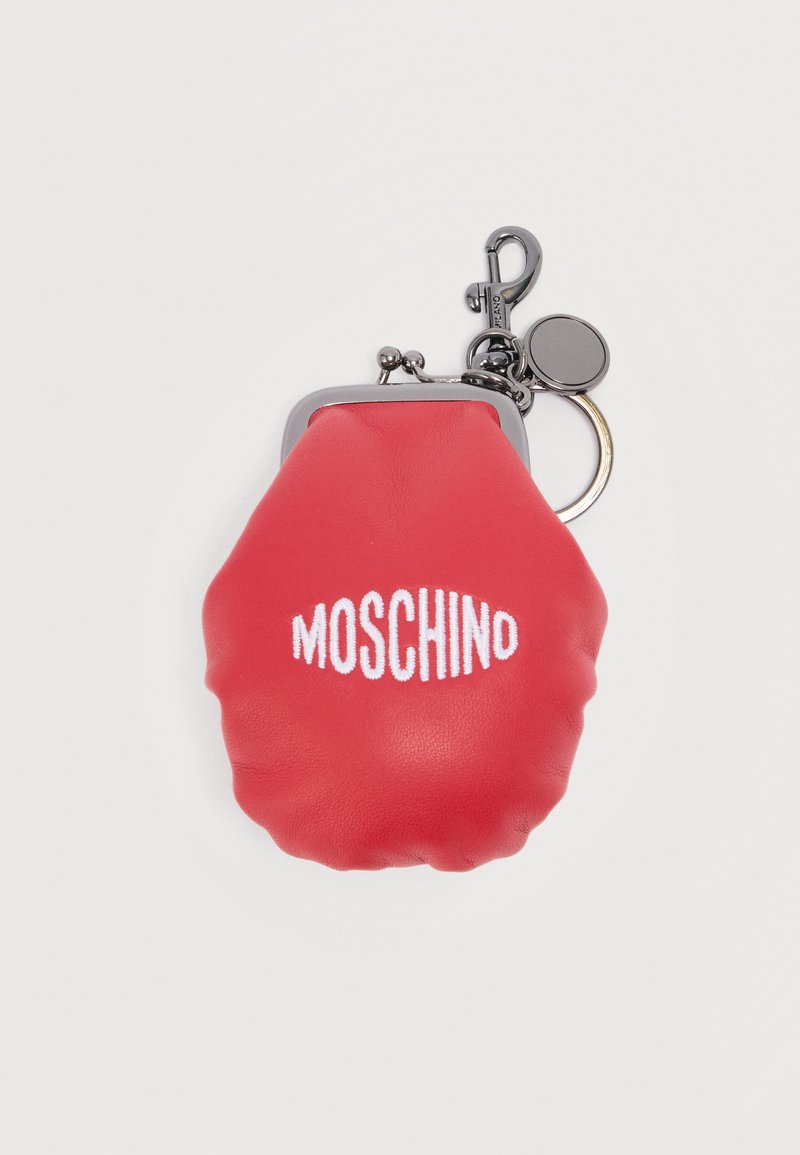 Κόκκινο δερμάτινο πορτοφολάκι κερμάτων με ασημένιο κούμπωμα, μπρελόκ και το λογότυπο "MOSCHINO" κεντημένο με λευκά γράμματα στο μπροστινό μέρος.
