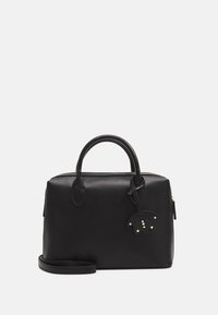 Musta nahkainen käsilaukku, jossa on kahdet kahvat, vetoketjusuljenta, irrotettava olkahihna ja koristeellinen tunniste, jossa on kullanvärisiä yksityiskohtia. Sileä pinta ja jämäkkä muoto.
