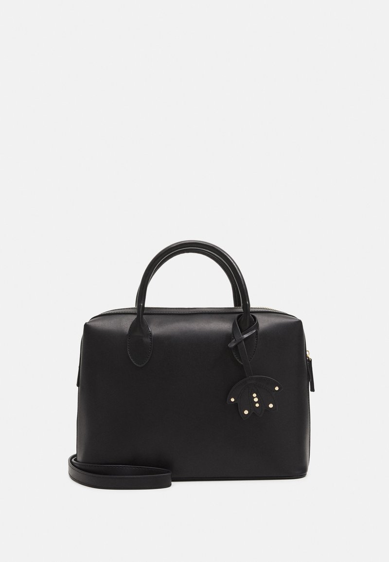 Musta nahkainen käsilaukku, jossa on kahdet kahvat, vetoketjusuljenta, irrotettava olkahihna ja koristeellinen tunniste, jossa on kullanvärisiä yksityiskohtia. Sileä pinta ja jämäkkä muoto.