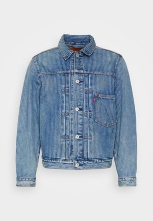 Denimová bunda v světle modré barvě s texturovaným povrchem, klasickým límečkem, předním zapínáním na knoflíky a jednou náprsní kapsou s logem.