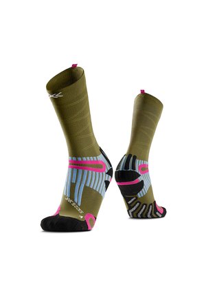 Paar olijfgroene sportsokken met zwarte zolen, roze en blauwe accenten en een geribbelde structuur, staand afgebeeld op een witte achtergrond.
