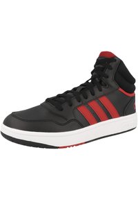 Czarne trampki typu high-top wykonane z syntetycznej skóry, z czerwonymi paskami, czarnymi sznurówkami i białą gumową podeszwą z teksturowanym gripem.