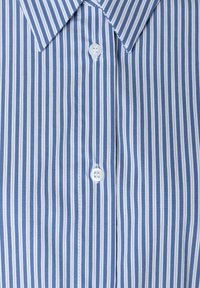 Himmelblau- und weiß gestreifte Button-Up-Hemd mit klassischem Kragen und weißen Knöpfen, aus einem glatten, gewebten Stoff gefertigt.