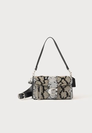 Sac à main perlé noir et gris avec un motif peau de serpent. Comprend des ferrures argentées, un accent en chaîne et une bandoulière amovible.