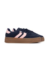 Sneakers in tela blu navy con strisce rosa, punta rotonda e suola in gomma. Presentano un logo impresso sul tallone e lacci piatti.