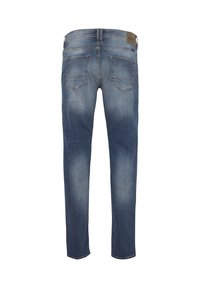 Vaqueros de mezclilla azul oscuro con corte recto, que cuentan con dos bolsillos traseros, un desvanecimiento sutil y un parche de cuero marrón en la cinturilla.