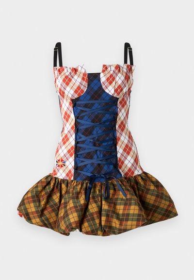 Šachmatinė suknelė su raudonomis, mėlynomis ir geltonomis detalėmis, elastinga ir surinkta volangų sijonėliu, bei su raišteliu priekyje su reguliuojamais petnešomis.